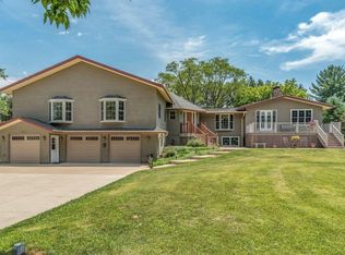 38317 Sunset Dr, Oconomowoc, WI 53066