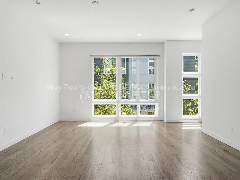 1463 La France St NE #8 — Photo 5
