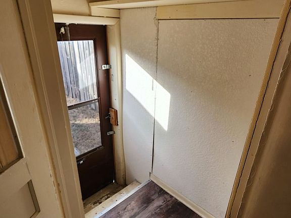 5th image of 216 E Denver St