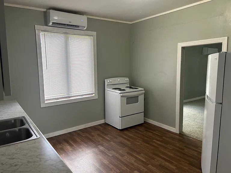 209 N Walnut St — Photo 7