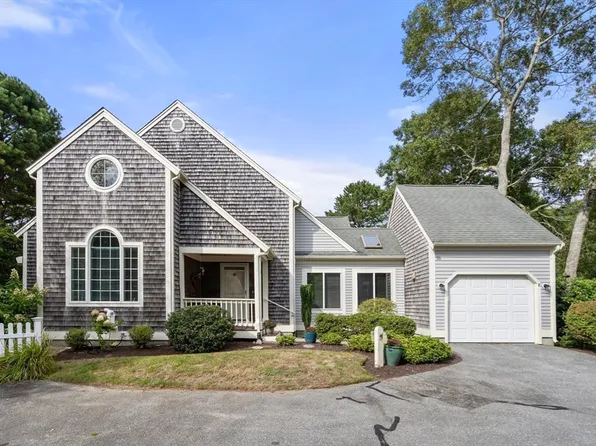 8 Gold Leaf Ln #33, Mashpee, MA 02649