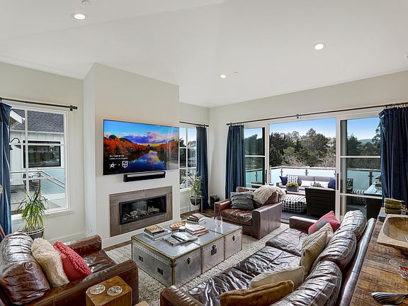 BRIGHT AND SPACIOUS MODERN FLOOR PLAN WITH EXPANSIVE VIEWS. WIDE PLANK EUROPEAN OAK HARDWOOD FLOORS.