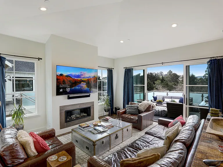 BRIGHT AND SPACIOUS MODERN FLOOR PLAN WITH EXPANSIVE VIEWS. WIDE PLANK EUROPEAN OAK HARDWOOD FLOORS.