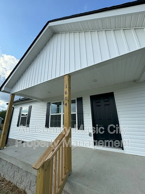 3 bed, 2.0 bath, 1176 sqft, $1,750 — Photo 1