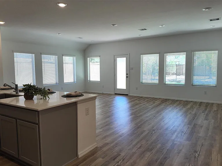 7518 Angels Landing Ln — Photo 5