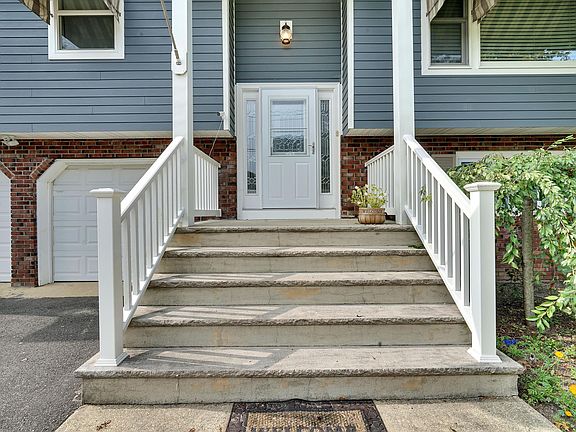 3rd image of 728 Tiller Ave