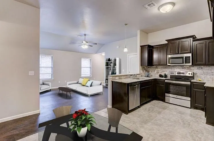 3 bed, 1145 sqft, $1,295 — Photo 4