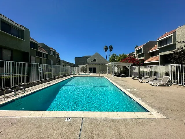 3 bed, 1380 sqft, $2,800 — Photo 2