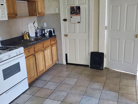 4th image of 76 Wallace St #9