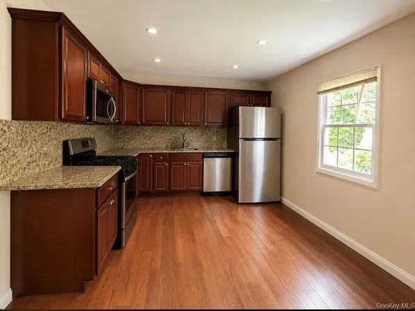 81 Bellwood Ave, South Setauket, NY 11720