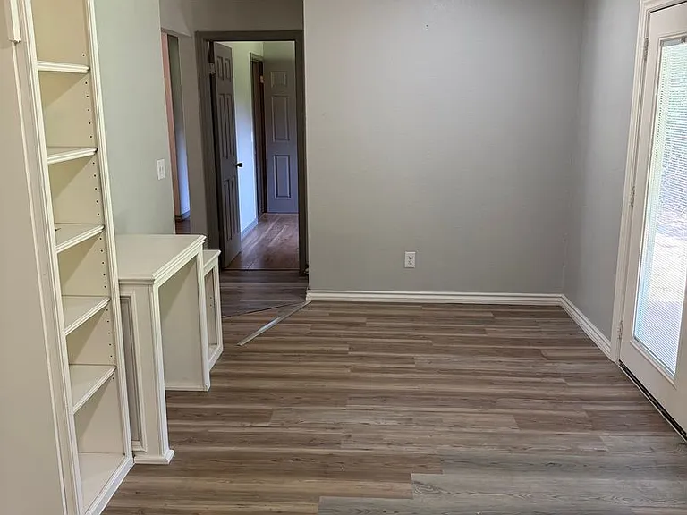 1009 Shalimar Dr — Photo 3