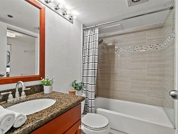 4th image of 121 Vine St Unit 1506