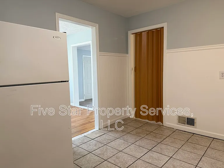 1028 W Iles Ave — Photo 6