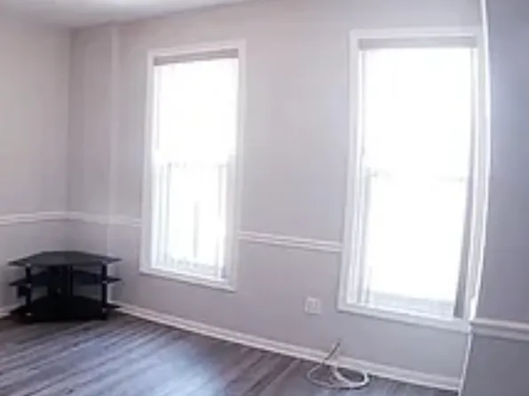 1147 W Grand Ave #3R, Chicago, IL 60642