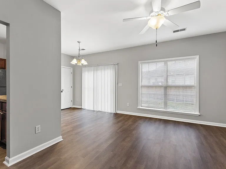 136 Lowell Ct — Photo 6