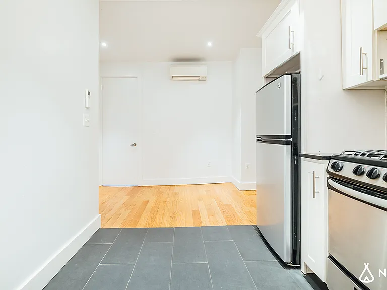 33 Montrose Ave #2R — Photo 3
