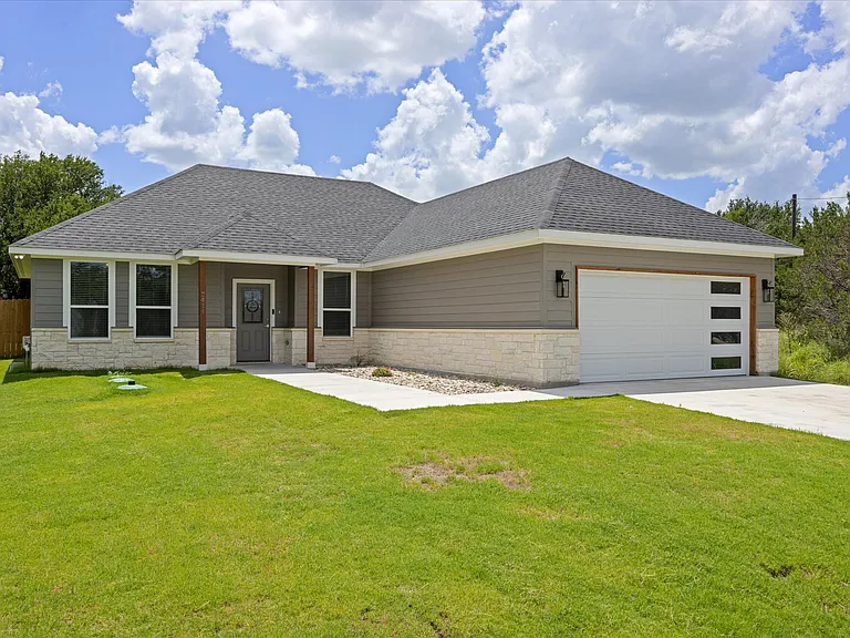 2414 Forest Hill Ln — Photo 2