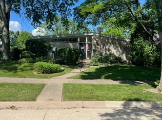 810 Virginia Rd, Highland Park, IL 60035