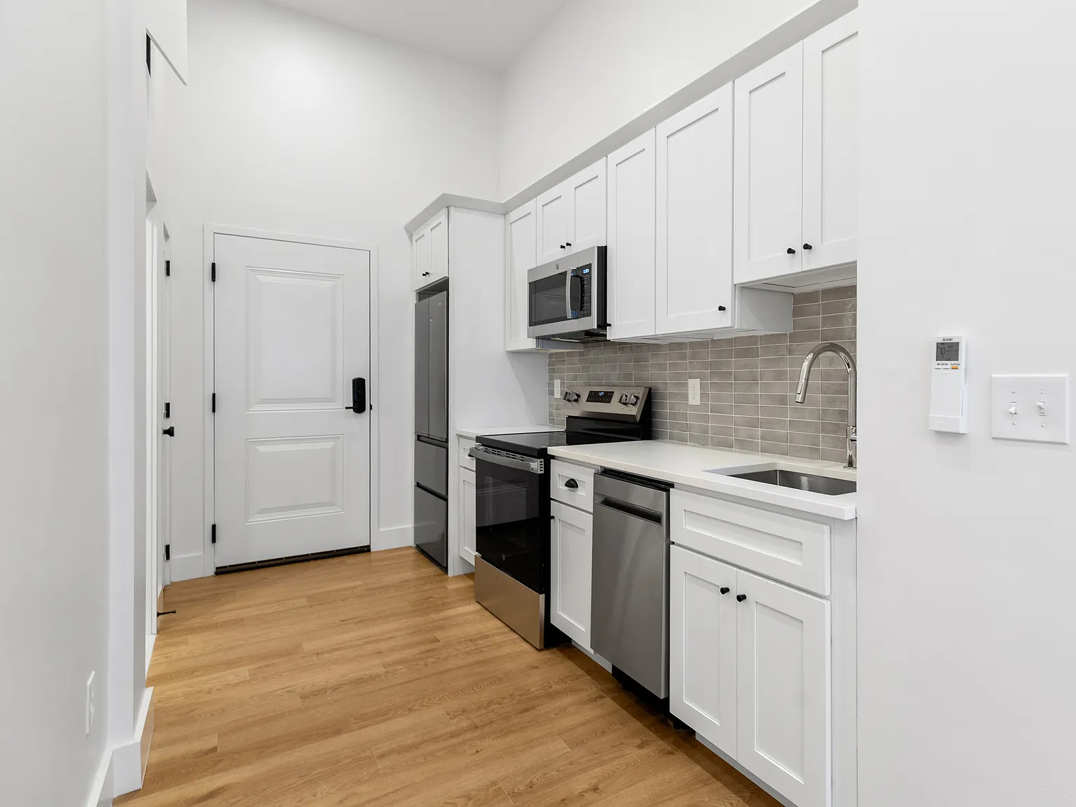 1 bed, 393 sqft, $2,100 — Photo 3