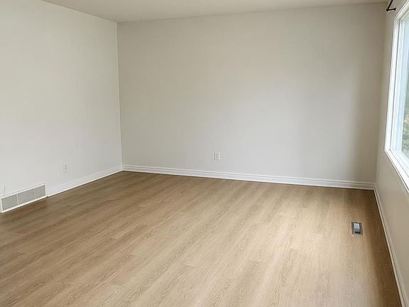 3rd image of 10942 161st St NW