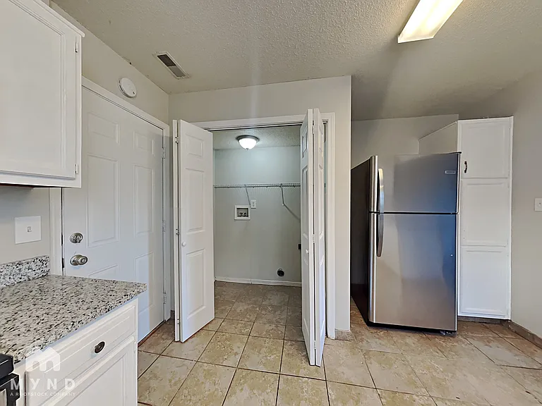 1698 Prairieview Ln — Photo 8