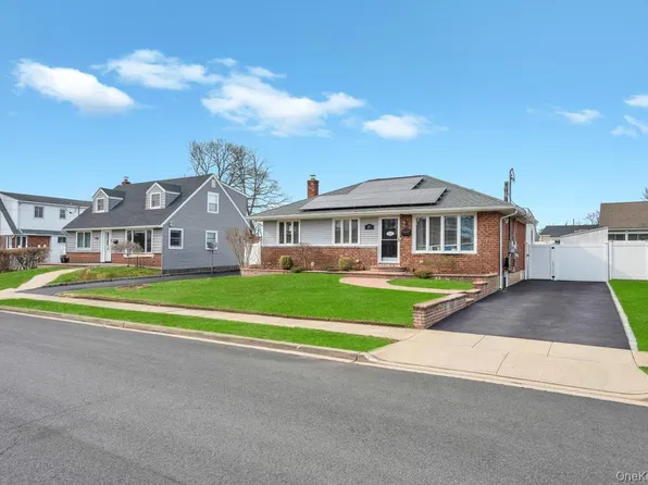 21 Lowell Drive, Farmingdale, NY 11735