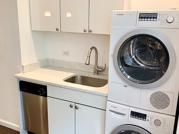 3rd image of 318 E 90th St APT 1W
