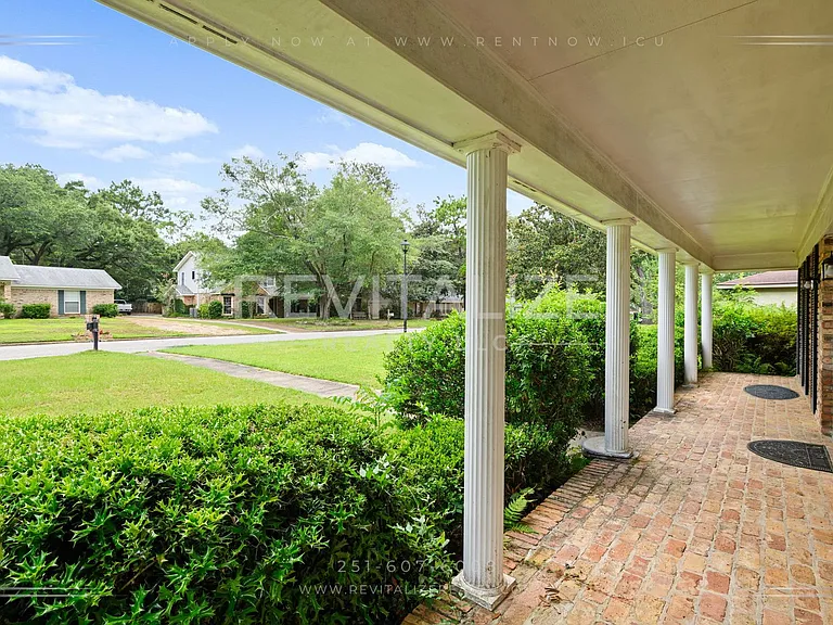 1211 Vendome Dr W — Photo 3