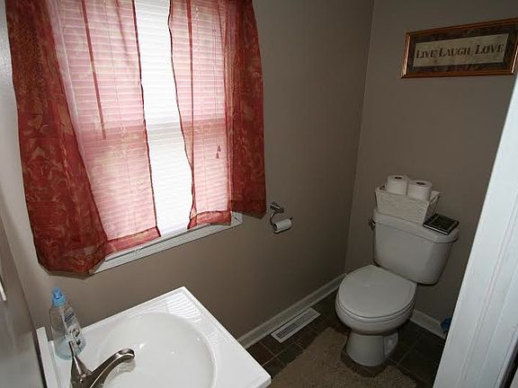 5th image of 726 S Broadway St