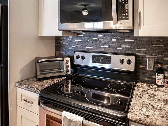 5th image of 160 Keonekai Rd APT 1-201