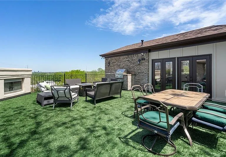 631 Boulevard NE — Photo 46