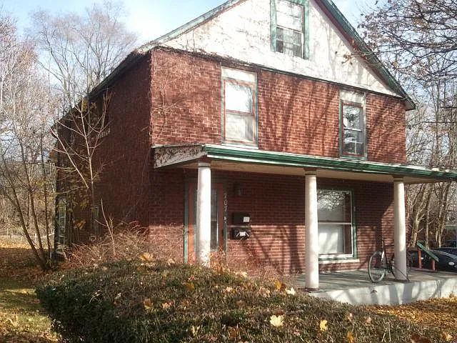 707 Moore St — Photo 2