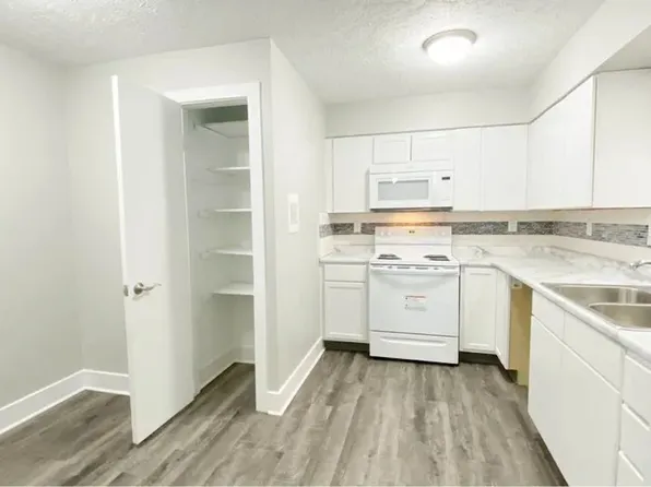 Fontainebleau Apartments