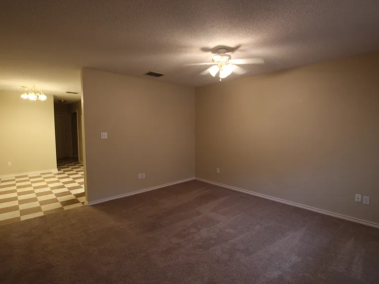 16052-16054 Echo Glen Dr — Photo 2