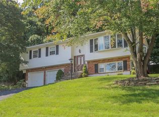 9 Phyllis Cir, Garnerville, NY 10923