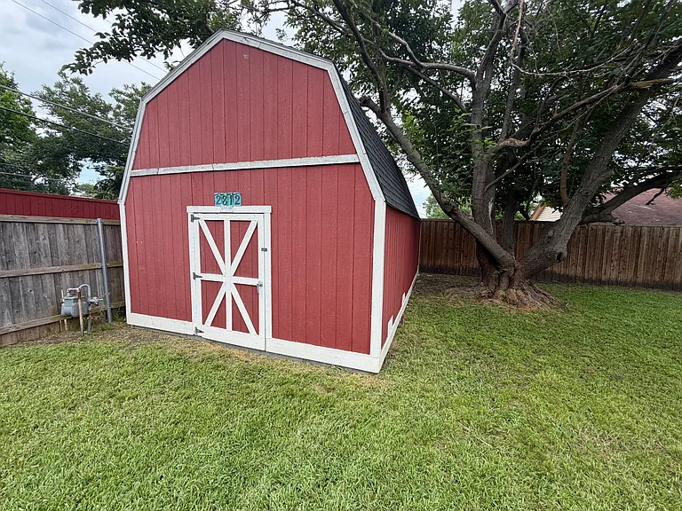 2812 Bamboo St — Photo 3