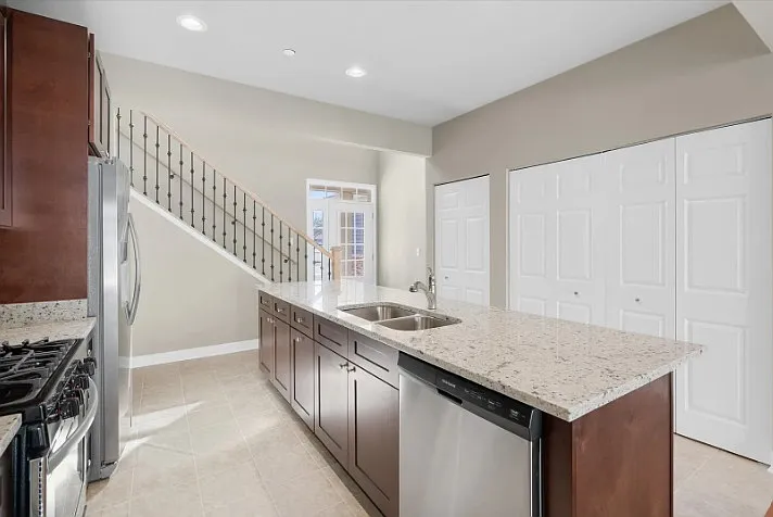 3 bed, 2.5 bath, 1899 sqft, $3,500 — Photo 4