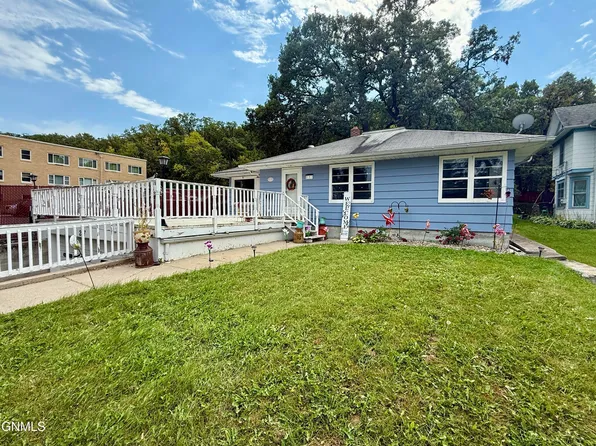 237 Viking Dr, Valley City, ND 58072