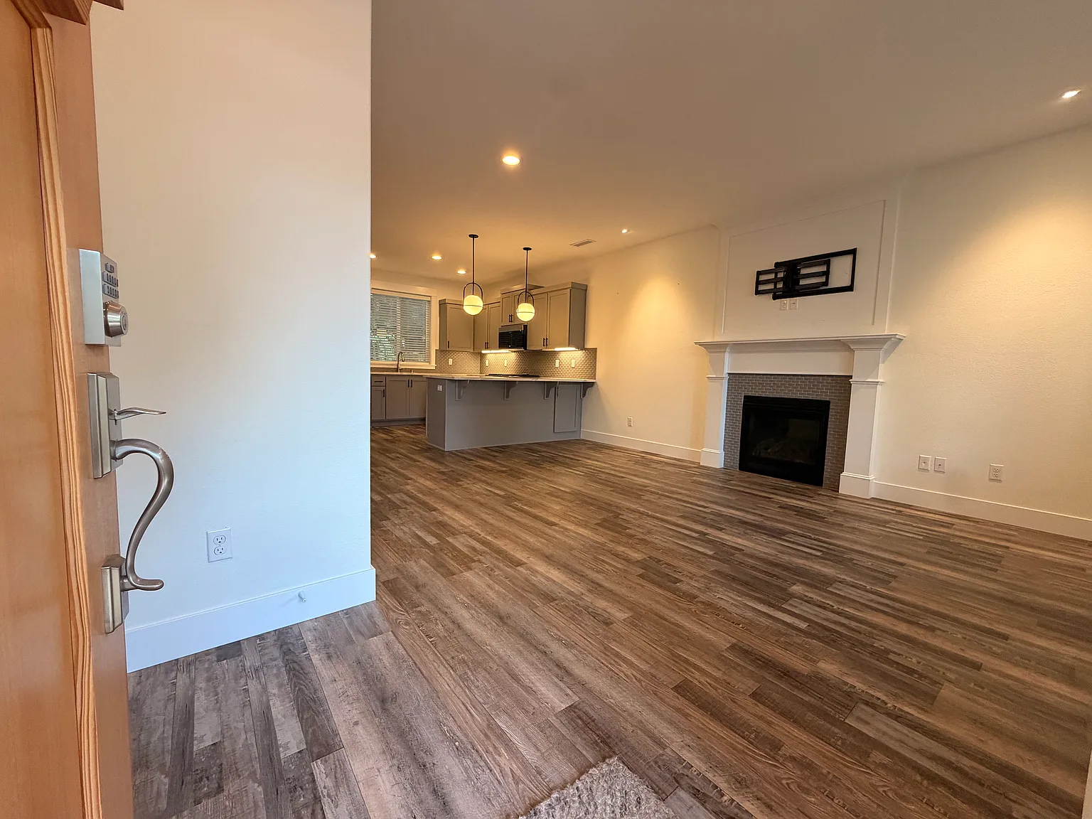3 bed, 2.5 bath, 1652 sqft, $2,975 — Photo 4