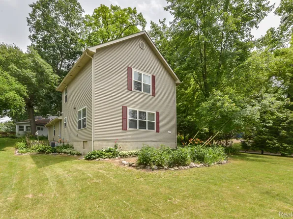 7860 Lakeshore Rd, Whitmore Lake, MI 48189