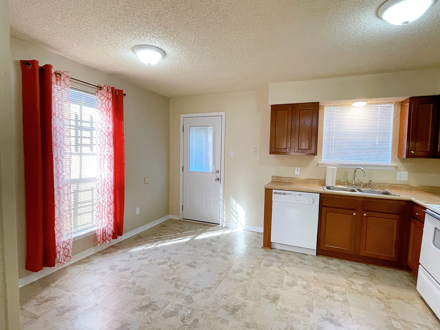 2 bed, 1.5 bath, 1050 sqft, $1,200 — Photo 2