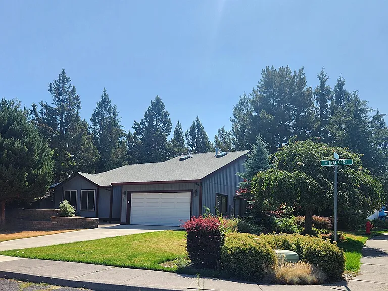 611 NE Tracker Ct — Photo 33