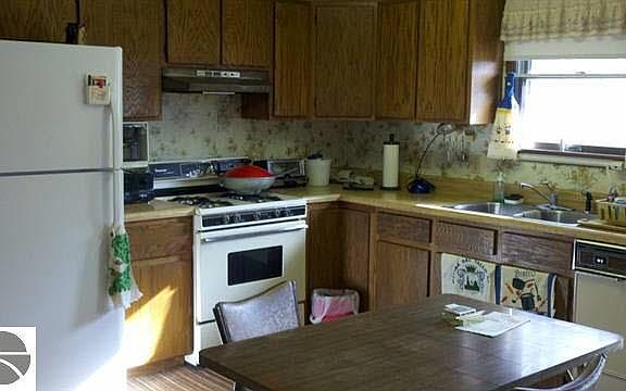 4th image of 214 W Oak St