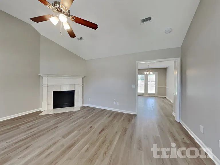2121 Montgomery Ln — Photo 3