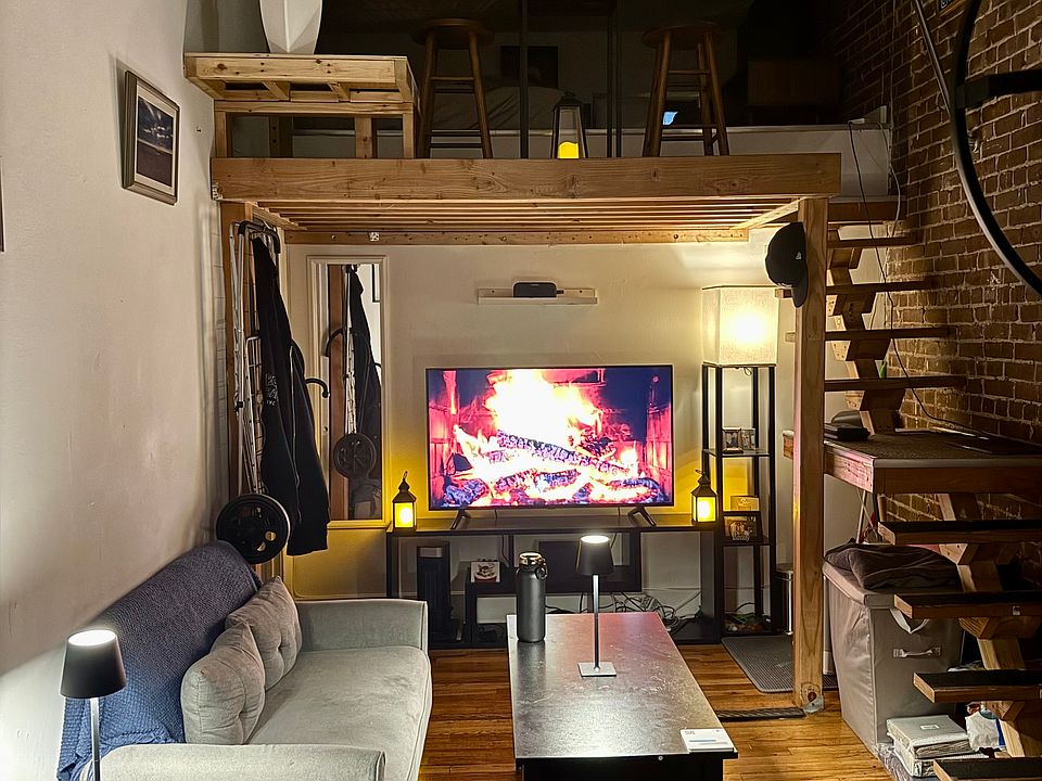 1st image of 526 E 11th Street Row