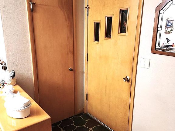 5th image of 437 N Walnut St