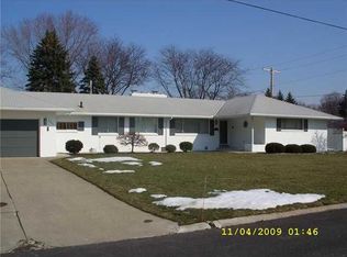 2827 Eastmoreland Dr, Oregon, OH 43616