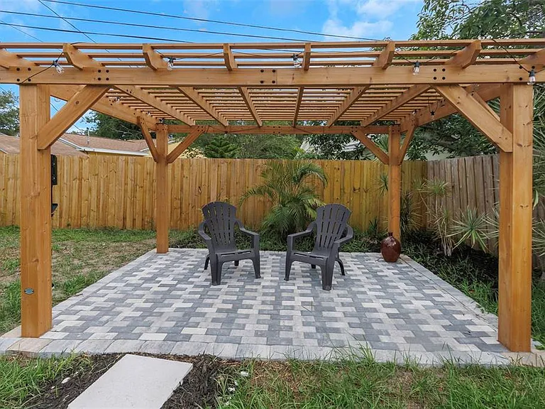 245 Grove Cir N — Photo 29