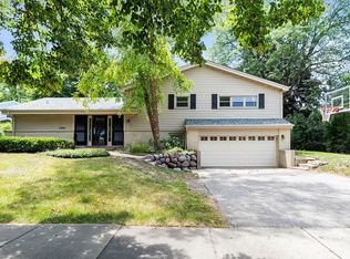 2901 Lilac Ln, Northbrook, IL 60062