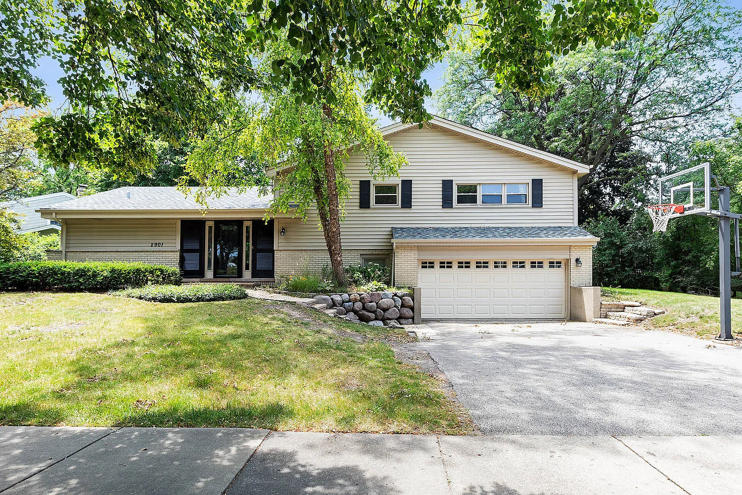 2901 Lilac Ln photo 1